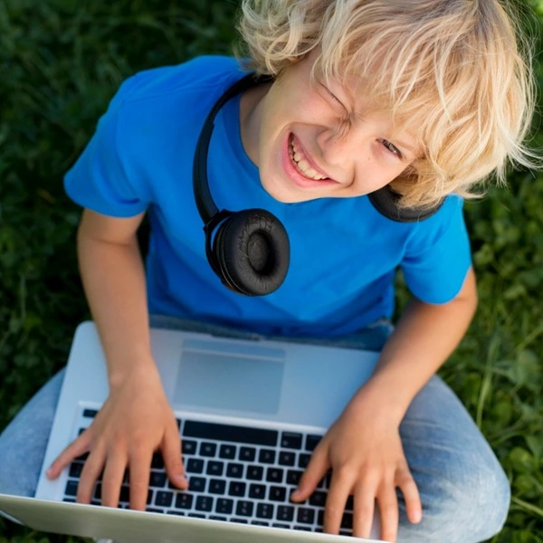 joven-juega-laptop