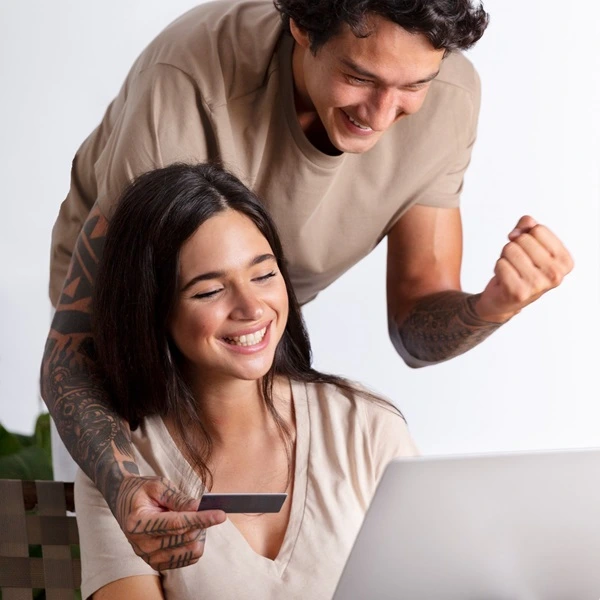 pareja-feliz-laptop
